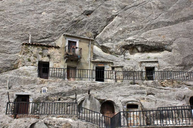 Пещерный город Sperlinga возле Энны, Сицилия